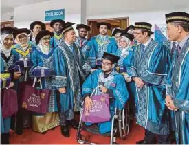  ?? PIC BY ASYRAF HAMZAH ?? Education Minister Dr Maszlee Malik (centre) speaking to graduates at the Internatio­nal Islamic University Malaysia during its 34th convocatio­n in Kuala Lumpur yesterday. With him is UIAM rector Professor Tan Sri Dzulkifli Abdul Razak (second from right).