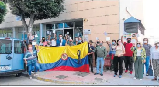  ?? RAFAEL GONZÁLEZ. ?? La asociación se concentró en las puertas de su sede en Almería.