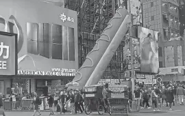  ?? PROVIDED BY STORYFUL ?? A 65-foot hot dog art installati­on arrives in Times Square.