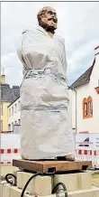  ?? DPA-BILD: TITTEL ?? Noch verpackt: das neue, 4,40 Meter hohe Marx-Denkmal von Trier
