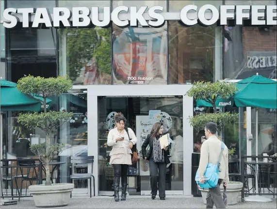  ?? GERRY KAHRMANN — PNG ?? The popular Starbucks outlet at the southwest corner of Thurlow and Robson streets will close at the end of May.