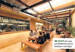  ??  ?? ➨ DUPLA: casa em Pinheiros serve lanches e cervejas