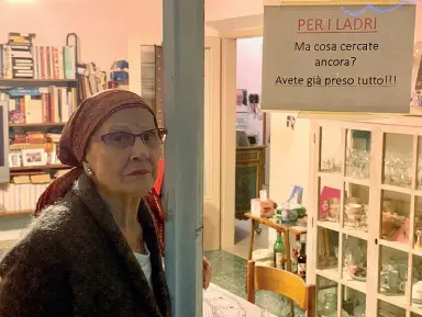  ??  ?? Anna Biancardi Pasquinell­i, 80 anni, nella sua casa a Soffiano