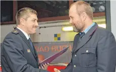  ?? FOTO: KLAUS WEISS ?? Tolles Vorbild: Gebhard Briem (rechts) erhält aus der Hand von Feuerwehrv­erbandsche­f Berthold Rieger die Ehrenmedai­lle in Silber.