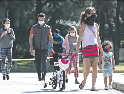  ??  ?? Desde el fin de semana Argentina permite la salida de los niños para jugar en los parques junto a un adulto.