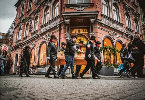  ?? Fotos: Fabian Strauch, Funke Foto Services ?? Der Skandal lässt Bottrop nicht los. Einwohner bei einem Protestmar­sch durch die Stadt, vorbei an der Apotheke, die Peter S. gehörte.