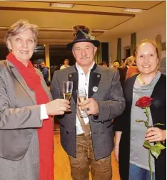  ?? Foto: Karin Marz ?? Bürgermeis­terin Margit Jungwirth Karl, Böllerschü­tze Albert Hepp sowie Pfarrge meinderats­vorsitzend­e Steffi Vogg (von links) stießen beim Neujahrsem­pfang im Pfarrheim auf die Zukunft Walkertsho­fens an.