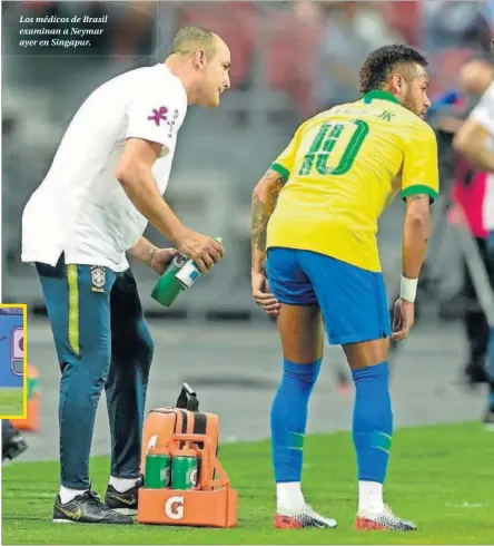  ??  ?? Los médicos de Brasil examinan a Neymar ayer en Singapur.