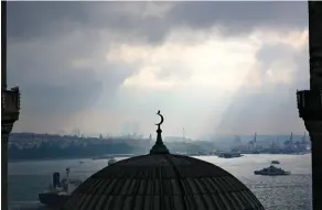  ??  ?? Orhan Pamuk, photograph­e. Chaque jour, l’écrivain prend une photo d’Istanbul depuis son balcon. Elles font l’objet de l’exposition « Balkon », actuelleme­nt à Istanbul, et d’un livre publié chez Steidl.