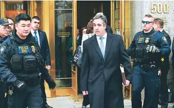  ?? Afp ?? SENTENCIAD­O. Vestido con un traje oscuro y una corbata azul claro, Michael Cohen llegó a los tribunales a escuchar su condena. Aquí al momento de salir del recinto.