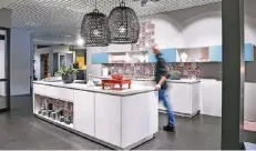  ?? FOTO: DPA ?? Im Alno-Schauraum in Pfullendor­f können sich Kunden Musterküch­en des zweitgrößt­en deutschen Hersteller­s anschauen.