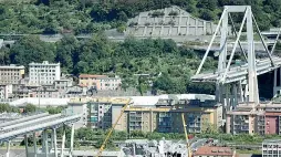  ??  ?? A Genova Il ponte Morandi, crollato il 14 agosto, gestito da Autostrade per l’italia