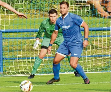  ??  ?? Säulen der Ichenhause­r Abwehr: Torwart Simon Zeiser hat sich über die Jahre zu einem starken Rückhalt entwickelt, Stefan Win zig ist Chef in der Defensiv Zentrale. Er wird nach einer Spiel Sperre diesmal wieder im Team stehen.