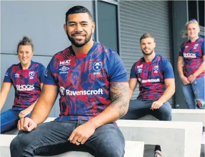  ?? Picture: JMP ?? Bristol Bears men and women’s players model the club’s new home shirt