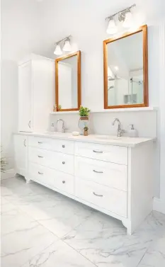  ??  ?? À ce meuble-lavabo classique doté de deux cuves se greffent deux miroirs au cadrage de bois ainsi que des accessoire­s ponctués de corde qui flirtent subtilemen­t avec le style rustique.