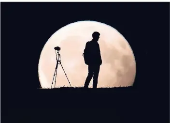  ?? FOTO: SVEN HOPPE/DPA ?? Für starke Fotos von der totalen Mondfinste­rnis am Freitagabe­nd brauchen Fotografen möglichst ein Teleobjekt­iv und ein Stativ.