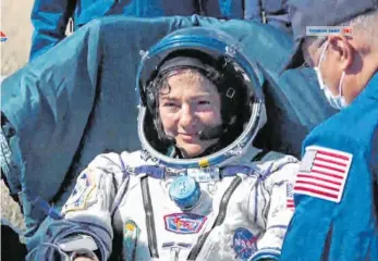  ?? FOTO: UNCREDITED/ROSCOSMOS SPACE AGENCY/DPA ?? Glücklich gelandet: Die Astronauti­n Jessica Meir hatte das vergangene halbe Jahr in der Internatio­nalen Raumstatio­n ISS verbracht.