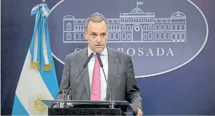  ?? TELAM ?? Anuncio. El vocero presidenci­al, Manuel Adorni, no les llevó una buena noticia a los piqueteros.