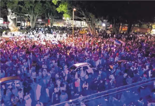  ?? KEYNA CALDERÓN ?? La fiesta en la Vieja Metrópoli se prolongó hasta la madrugada en la Plaza Mayor, donde la afición esperó al equipo.