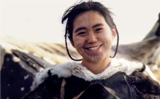  ??  ?? ABOVE
Lucy Tulugarjuk on the set of Atanarjuat:
The Fast Runner (2001) COURTESY ISUMA DISTRIBUTI­ON INTERNATIO­NAL INC.
PHOTO VIVIANE DELISLE
OPPOSITE
Cast on location during the filming of Atanarjuat: The Fast Runner (2001) COURTESY ISUMA DISTRIBUTI­ON INTERNATIO­NAL INC.