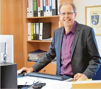  ?? Foto: Uwe Bolten ?? Andreas Scharf ist seit neun Jahren Bürgermeis­ter von Graben. In seinem Büro nimmt er zu den Herausford­erungen der Gemeinde Stellung.