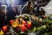  ?? (Photo MaxPPP/EPA) ?? Des rassemblem­ents en hommage aux victimes et contre la haine ont eu lieu hier soir dans une cinquantai­ne de villes.