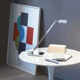  ??  ?? This is the mini version of the legendary Kelvin Led table lamp designed by Antonio Citterio.