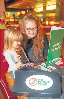  ?? Picture: Kim Cessford. ?? Ashleigh Fergus and daughter, Rosie McPherson, 4, enjoy a phone-free dinner at Frankie &amp; Benny’s, Overgate Shopping Centre, Dundee.