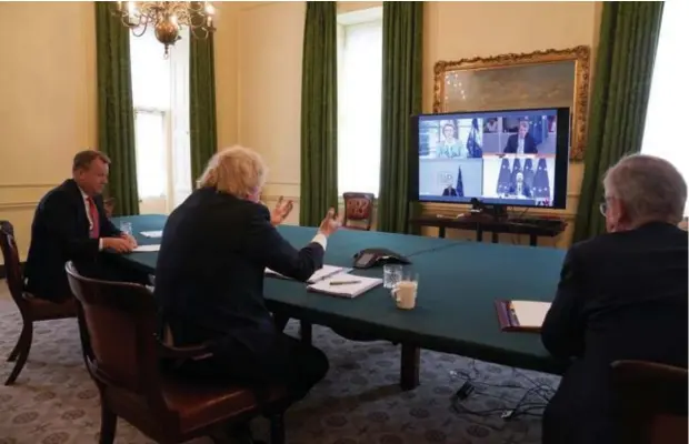  ?? © ?? De Britse premier Boris Johnson en zijn twee ministers David Frost en Michael Gove houden een videomeeti­ng over de Brexit met Charles Michel, Ursula von der Leyen, David Sassoli en Michel Barnier.
Andrew Parsons/belga