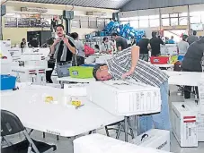  ??  ?? REVISIÓN. La inspección de las actas de votación se lleva a cabo en las bodegas del TSE en el Infop.