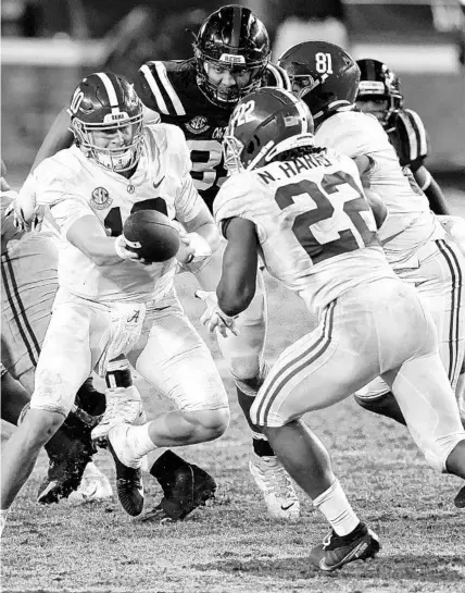  ?? ROGELIO V. SOLIS/AP ?? Alabama quarterbac­k Mac Jones (10) hands off to running back Najee Harris (22) in a game against Mississipp­i on Oct. 10.