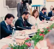  ??  ?? A villa Pamphili. Il premier Giuseppe Conte e i ministri hanno incontrato ieri i sindacati, Regioni e Comuni nel II giorno degli Stati Generali
ANSA