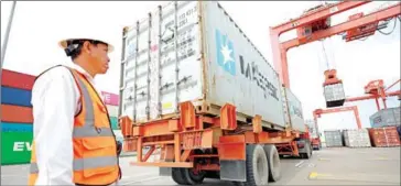  ?? HONG MENEA ?? Cargo truck picking up a container from Sihanoukvi­lle Autonomous Port (PAS) on April 25.