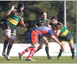  ?? (Photo Laurent Martinat) ?? Après avoir pourtant mené de  points face au leader Mâcon, le capitaine Anthony Viard et ses troupes se sont inclinés sur le fil. Encore une fois...