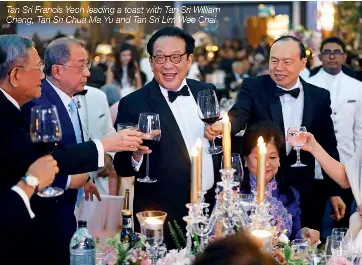  ??  ?? Tan Sri Francis Yeoh leading a toast with Tan Sri William Cheng, Tan Sri Chua Ma Yu and Tan Sri Lim Wee Chai