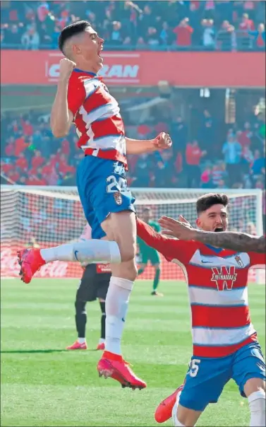  ??  ?? Carlos Fernández celebra con Carlos Neva el gol de la victoria del Granada ante el Espanyol.