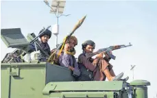  ?? FOTO: IMAGO-IMAGES.DE ?? Nach dem Abzug der westlichen Streitkräf­te haben die Taliban, wie hier am Mittwoch auf einem Militärfah­rzeug in Kandahar, in weiten Teilen Afghanista­ns freie Fahrt.