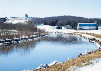  ??  ?? La technologi­e élaborée par les professeur­s Szkopek et Yargeau pourrait permettre d’analyser l’eau des rivières en temps réel.