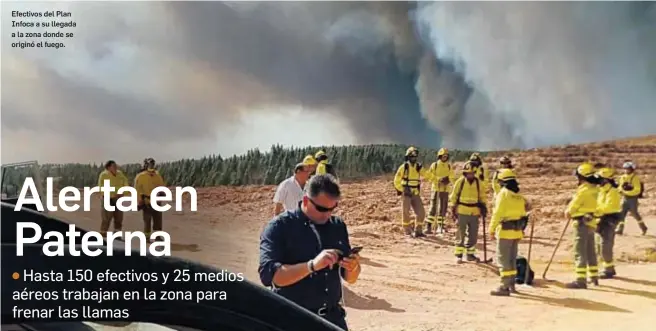  ?? JMR ?? Efectivos del Plan Infoca a su llegada a la zona donde se originó el fuego.