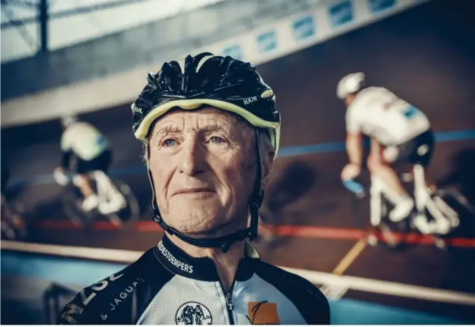  ??  ?? Herman De Ridder wil op zijn 82ste 36 kilometer in één uur afleggen. ‘Ik ben gezonder en fitter dan ooit. Ik rijd nu zelfs sneller dan toen ik zestig was.’