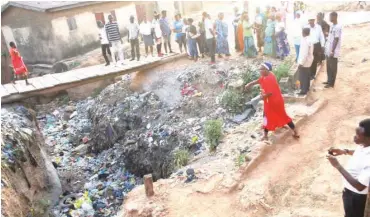  ?? PHOTO: Shehu K. Goro ?? Onlookers at the scene of the incident.