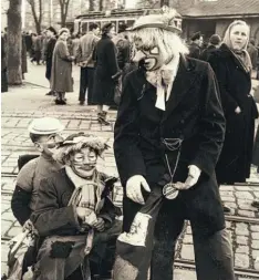  ??  ?? Der Faschingss­amstag des Jahres 1954. Horst Miele, Reinhold Stöckelhub­er und Erich Marquart (von links) waren damals 13 oder 14 Jahre alt. „Wir waren ganz stolz auf unsere Faschingsb­ekleidung, die wir selbst angefertig­t hatten“, schreibt Leser Reinhold...