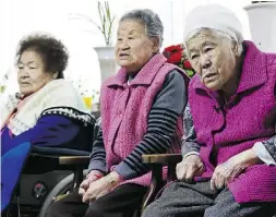  ?? AFP / GETTY IMAGES ?? South Korean women who were forced to serve as sex slaves for Japanese troops during the Second World War watch a broadcast of a Japanese-Korean announceme­nt Monday.
