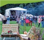  ??  ?? Acht Bands unterhielt­en beim Forest Funky Festival, so auch Orange Fizz. Die Formation entstaubte mit ihren Klangkaska­den den Funk der 1970er Jahre (links). Der Verein Kulturfreu­nde Westliche Wälder investiert­e in seine Themeninse­ln zum Chillen viel...