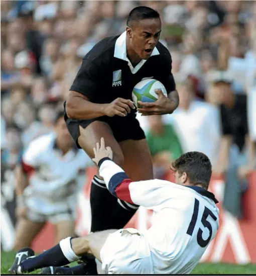  ?? ALLSPORT ?? England fullback Mike Catt became world rugby’s most famous speed bump against Jonah Lomu during the World Cup semifinal in Cape Town in 1995.