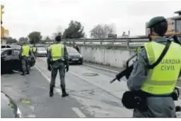  ??  ?? Control de la Guardia Civil en Santa Fe.