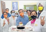  ?? BHARAT BHUSHAN /HT ?? ■
Medical profession­als deployed on Covid-19 duty celebrate the Doctors’ Day in Patiala on Wednesday.