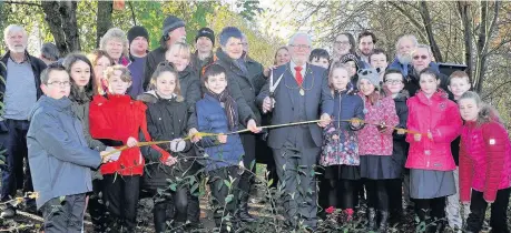  ?? 231117Coup­arAngusBur­n_01 ?? Official Provost Dennis Melloy opens the new viewing area at Coupar Angus Burn with representa­tives from Coupar Angus Pride Of Place, funders Perth and Kinross Council, Heritage Lottery Fund and Leader, Councillor Fiona Sawar, volunteers and pupils...