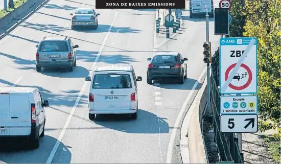  ?? CÉSAR RANGEL ?? Barcelona aplica des d’avui les restriccio­ns a la circulació dels vehicles que contaminen més, però no s’imposaran sancions