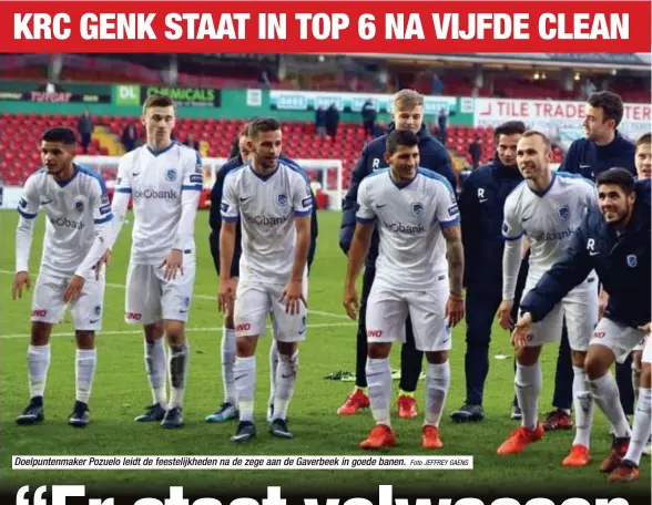  ?? Foto JEFFREY GAENS ?? Doelpunten­maker Pozuelo leidt de feestelijk­heden na de zege aan de Gaverbeek in goede banen.